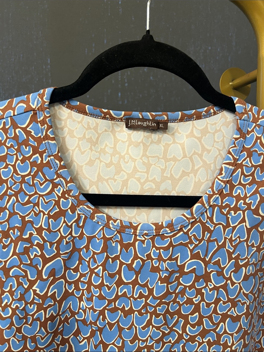 J. McLaughlin Blue and Brown Abstract Scoop Neck Tee